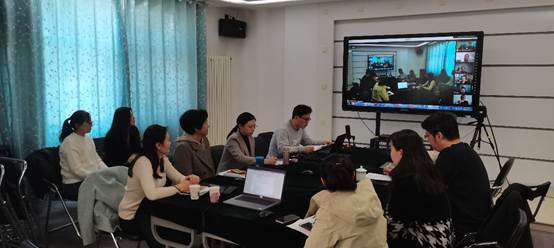 会议室里的人们描述已自动生成