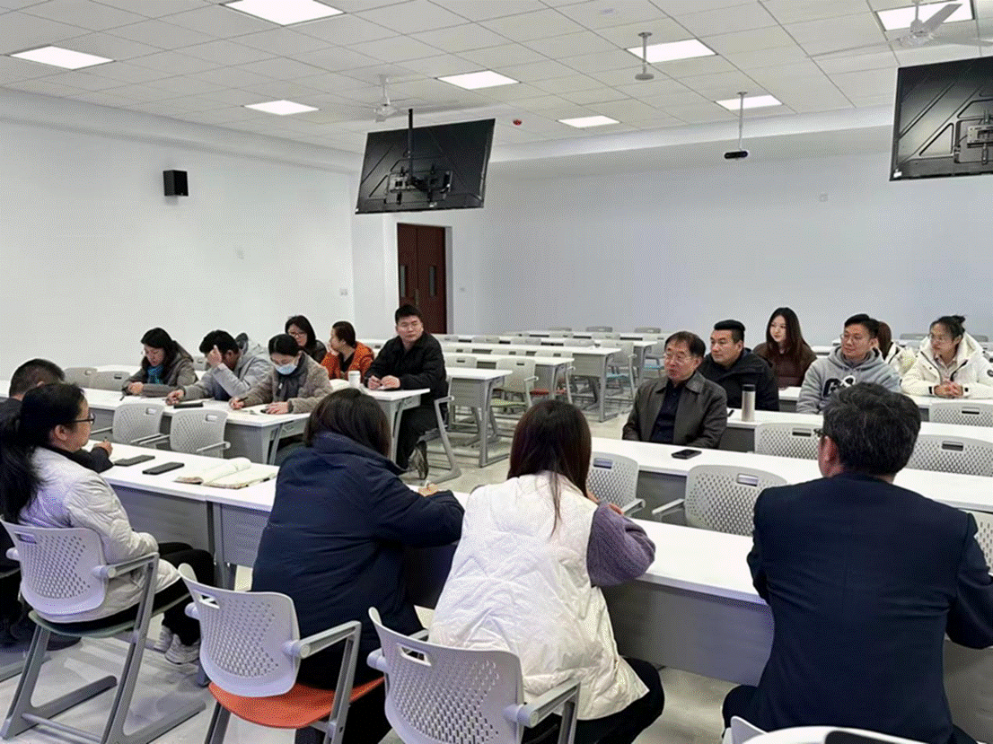 会议室里的人们AI 生成的内容可能不正确。