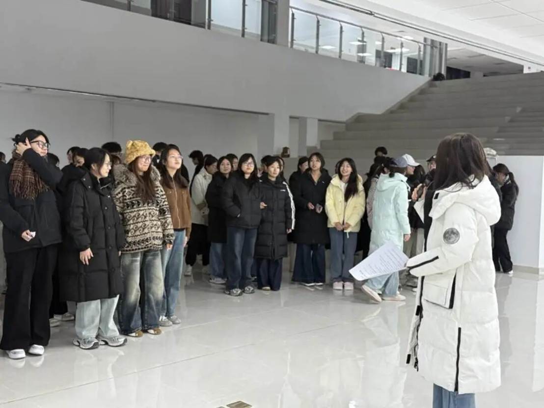 一群人站在门前AI 生成的内容可能不正确。