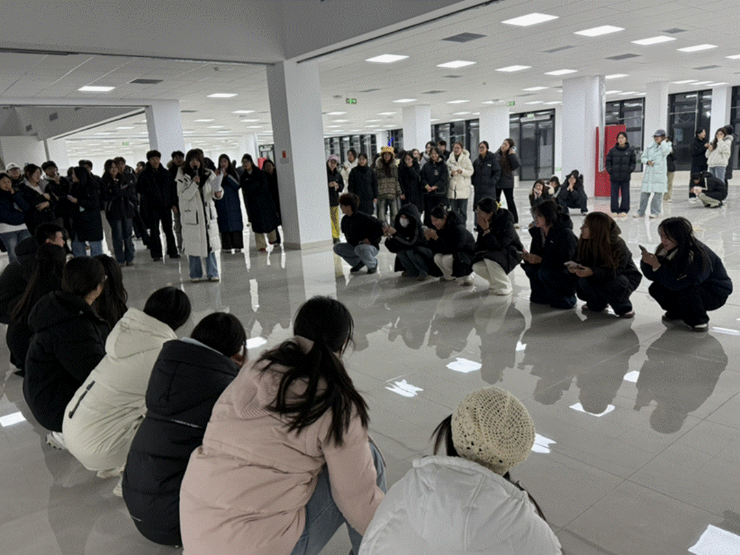 许多人站在室内AI 生成的内容可能不正确。