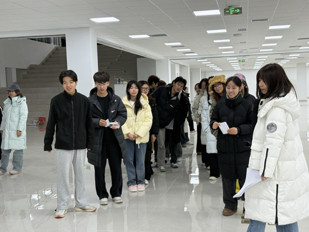 一群人站在室内AI 生成的内容可能不正确。