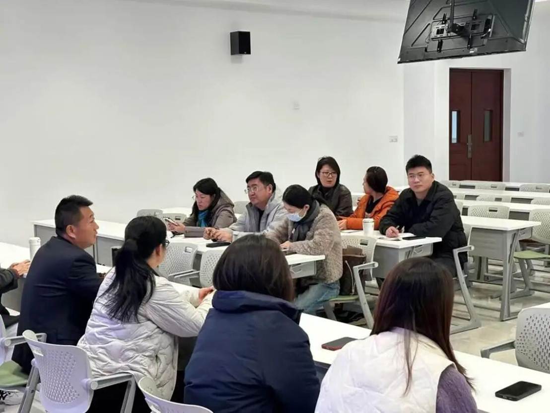 会议室里的人们AI 生成的内容可能不正确。