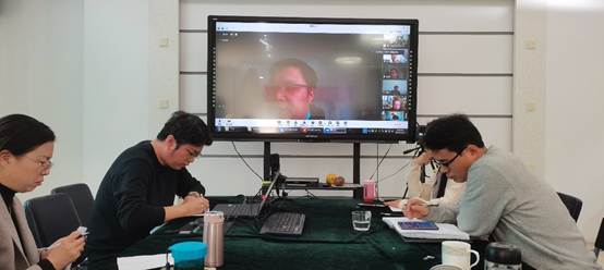 电脑前的人们中度可信度描述已自动生成