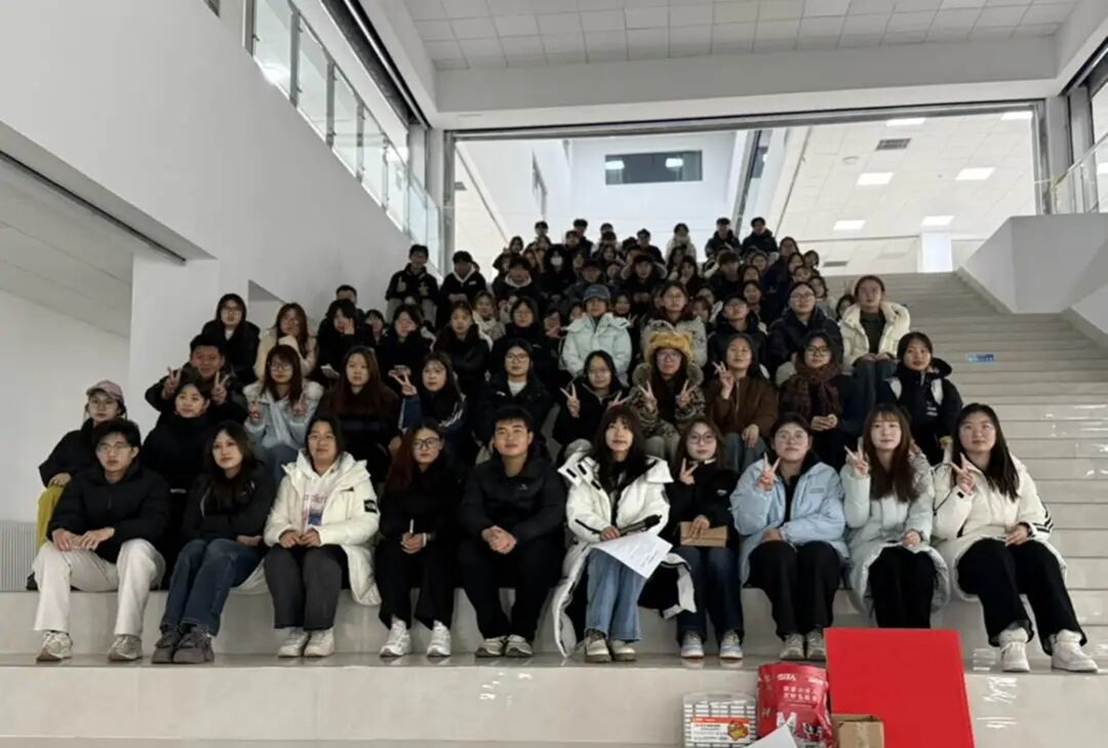 大厅里的一群人AI 生成的内容可能不正确。